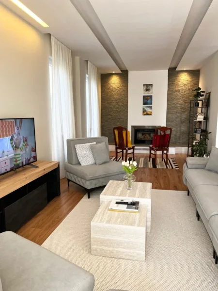 Tirane, jepet me qera Vile 5+1+Ballkon Kati 1, 800 m² 1.600 € (prush)