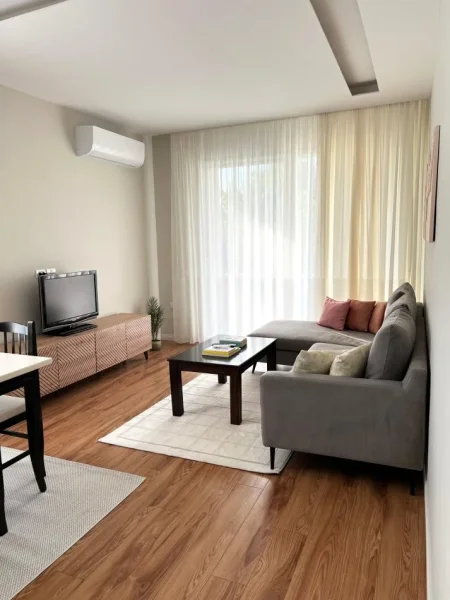Tirane, jepet me qera Vile 5+1+Ballkon Kati 1, 800 m² 1.600 € (prush)