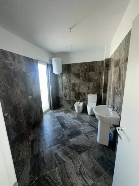 Durres, shes apartament 3+1+Aneks+Ballkon , 224 m² 239.000 € (SHITET Papafingo + GARAZH • 3+1+2 + verande Adresa: Policia Durres)