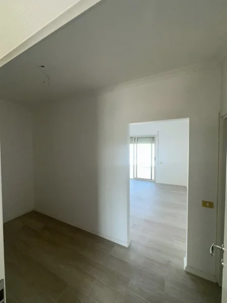 Durres, shes apartament 3+1+Aneks+Ballkon , 224 m² 239.000 € (SHITET Papafingo + GARAZH • 3+1+2 + verande Adresa: Policia Durres)