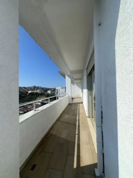 Durres, shes apartament 3+1+Aneks+Ballkon , 224 m² 239.000 € (SHITET Papafingo + GARAZH • 3+1+2 + verande Adresa: Policia Durres)