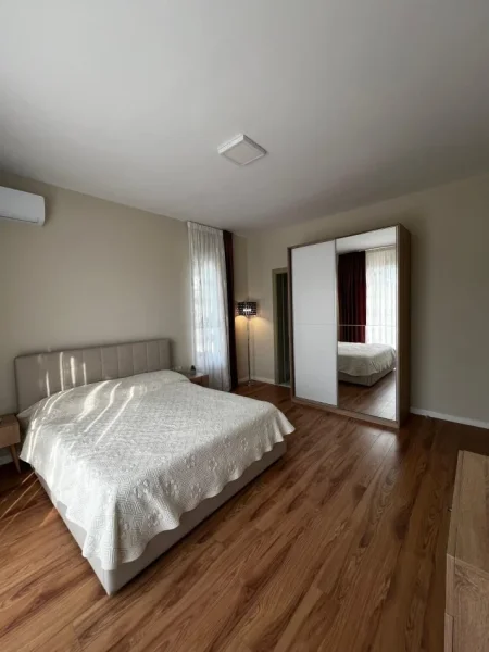 Tirane, jepet me qera Vile 5+1+Ballkon Kati 1, 800 m² 1.600 € (prush)