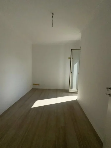 Durres, shes apartament 3+1+Aneks+Ballkon , 224 m² 239.000 € (SHITET Papafingo + GARAZH • 3+1+2 + verande Adresa: Policia Durres)