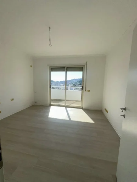 Durres, shes apartament 3+1+Aneks+Ballkon , 224 m² 239.000 € (SHITET Papafingo + GARAZH • 3+1+2 + verande Adresa: Policia Durres)
