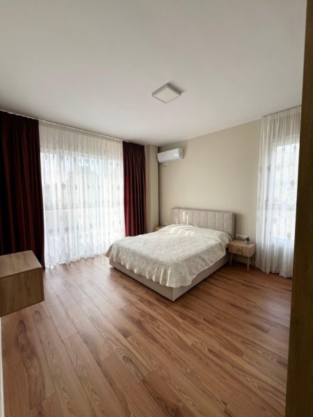 Tirane, jepet me qera Vile 5+1+Ballkon Kati 1, 800 m² 1.600 € (prush)