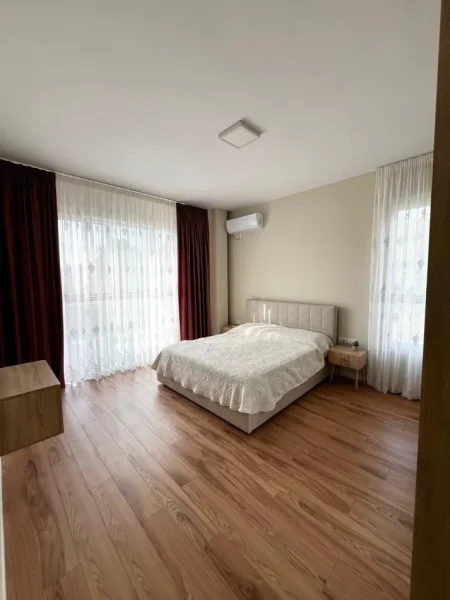 Tirane, jepet me qera Vile 5+1+Ballkon Kati 1, 800 m² 1.600 € (prush)