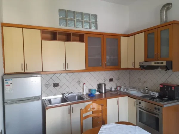 Tirane, jepet me qera apartament 1+1+Ballkon Kati 5, 80 m² 600 € (blloku)