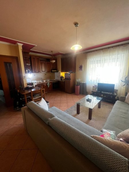 Tirane, jepet me qera apartament 2+1+Aneks+Ballkon Kati 3, 95 m² 700 € (Rruga e Bogdaneve , Qender)