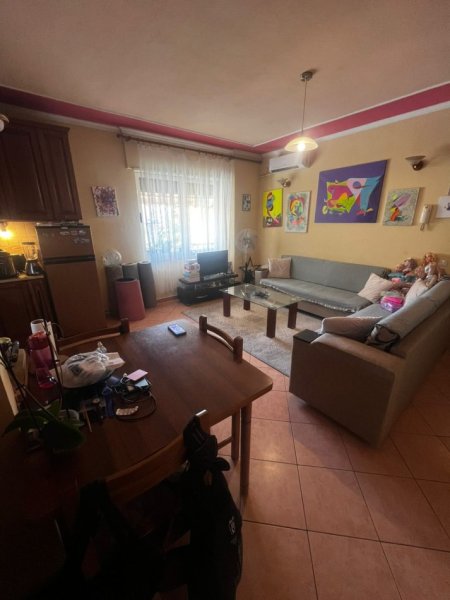 Tirane, jepet me qera apartament 2+1+Aneks+Ballkon Kati 3, 95 m² 700 € (Rruga e Bogdaneve , Qender)