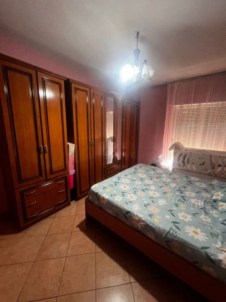 Tirane, jepet me qera apartament 2+1+Aneks+Ballkon Kati 3, 95 m² 700 € (Rruga e Bogdaneve , Qender)