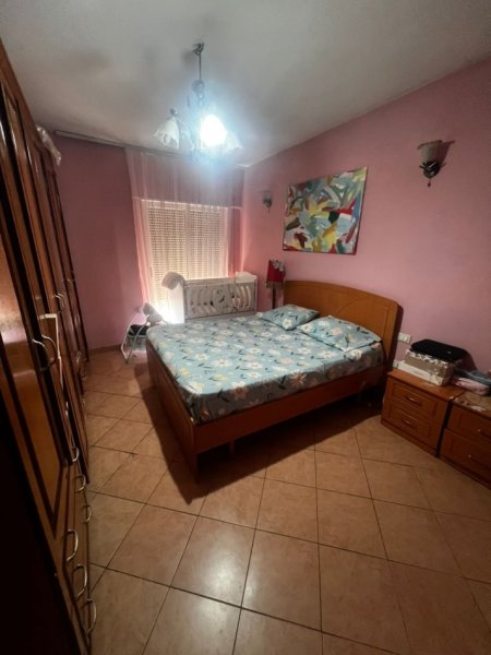 Tirane, jepet me qera apartament 2+1+Aneks+Ballkon Kati 3, 95 m² 700 € (Rruga e Bogdaneve , Qender)