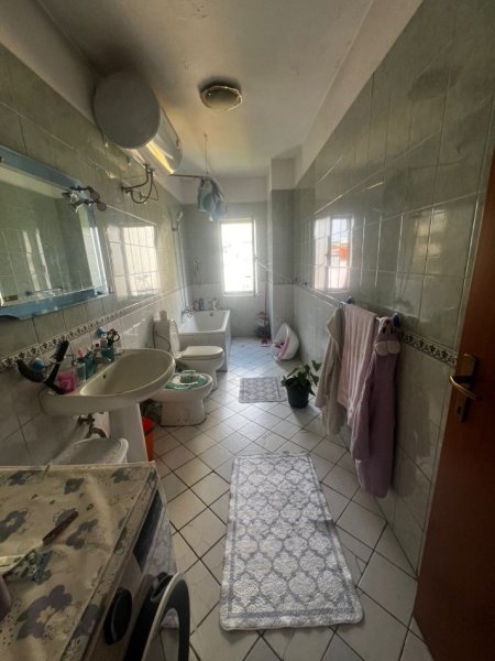 Tirane, jepet me qera apartament 2+1+Aneks+Ballkon Kati 3, 95 m² 700 € (Rruga e Bogdaneve , Qender)