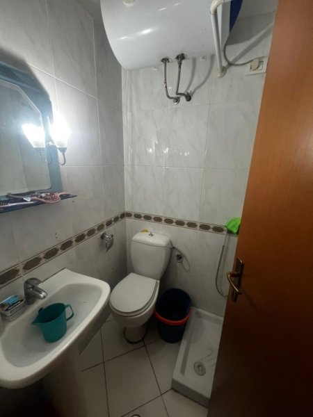 Tirane, jepet me qera apartament 2+1+Aneks+Ballkon Kati 3, 95 m² 700 € (Rruga e Bogdaneve , Qender)
