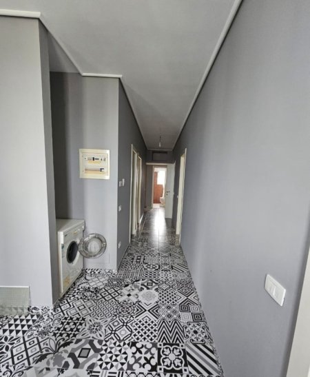 Tirane, jepet me qera apartament 3+1+Ballkon , 130 m² 550 € (Vilat Gjermane)