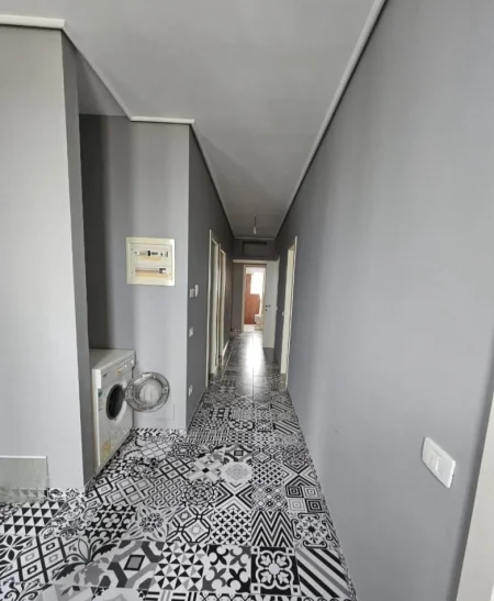 Tirane, jepet me qera apartament 3+1+Ballkon , 130 m² 550 € (Vilat Gjermane)