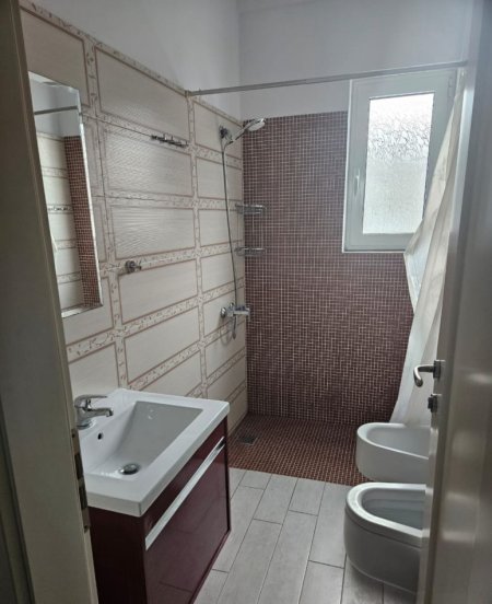 Tirane, jepet me qera apartament 3+1+Ballkon , 130 m² 550 € (Vilat Gjermane)