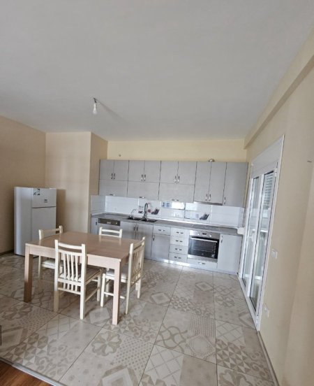 Tirane, jepet me qera apartament 3+1+Ballkon , 130 m² 550 € (Vilat Gjermane)