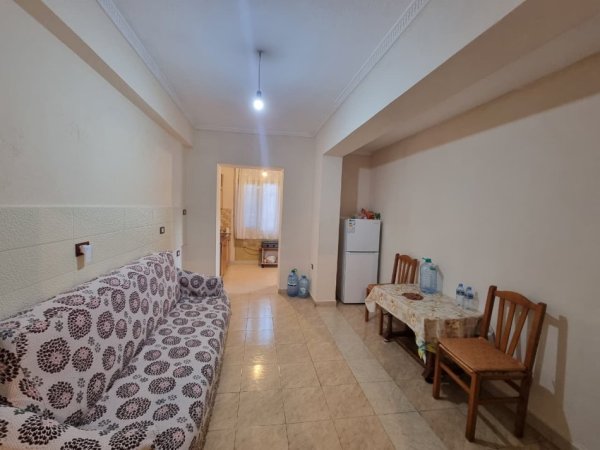 Tirane, jepet me qera apartament 1+1+Ballkon Kati 1, 60 m² 250 € (rruga Pavllo Pavlli)
