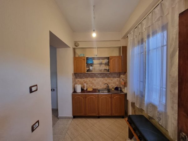 Tirane, jepet me qera apartament 1+1+Ballkon Kati 1, 60 m² 250 € (rruga Pavllo Pavlli)