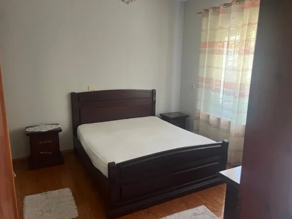 Tirane, jepet me qera apartament 1+1+Ballkon , 85 m² 350 € (laprak)