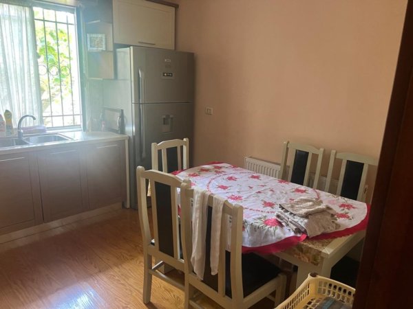 Tirane, jepet me qera apartament 1+1+Ballkon , 85 m² 350 € (laprak)