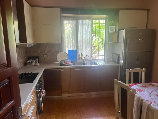 Tirane, jepet me qera apartament 1+1+Ballkon , 85 m² 350 € (laprak)