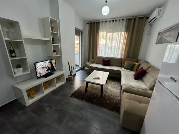 Tirane, jepet me qera apartament 2+1+Ballkon Kati 1, 80 m² 550 € (rruga nezir gorrica)
