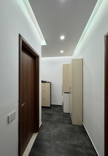 Tirane, jepet me qera apartament 2+1+Ballkon Kati 1, 80 m² 550 € (rruga nezir gorrica)