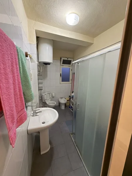 Tirane, jepet me qera apartament 2+1 Kati 1, 78 m² 600 € (Hoxha Tahsim)