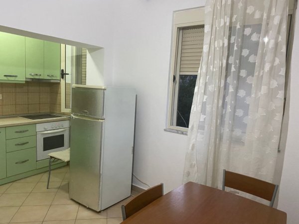 Tirane, jepet me qera apartament 1+1+Aneks+Ballkon Kati 2, 67 m² 350 € (ne rrugen Kongresi i manastirit tek Oxhaku Tirane.)