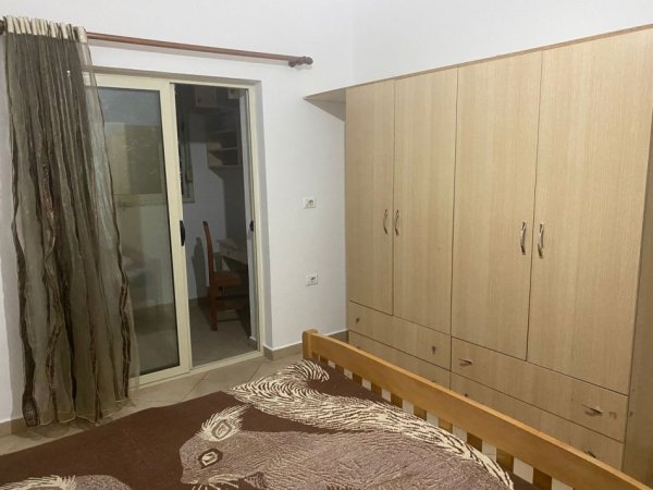 Tirane, jepet me qera apartament 1+1+Aneks+Ballkon Kati 2, 67 m² 350 € (ne rrugen Kongresi i manastirit tek Oxhaku Tirane.)