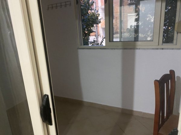 Tirane, jepet me qera apartament 1+1+Aneks+Ballkon Kati 2, 67 m² 350 € (ne rrugen Kongresi i manastirit tek Oxhaku Tirane.)