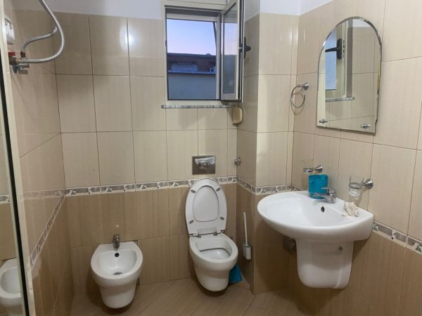 Tirane, jepet me qera apartament 1+1+Aneks+Ballkon Kati 2, 67 m² 350 € (ne rrugen Kongresi i manastirit tek Oxhaku Tirane.)