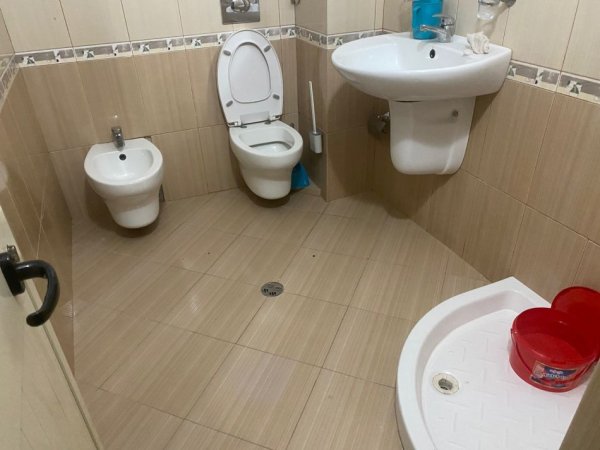 Tirane, jepet me qera apartament 1+1+Aneks+Ballkon Kati 2, 67 m² 350 € (ne rrugen Kongresi i manastirit tek Oxhaku Tirane.)