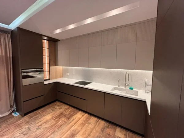 Tirane, jepet me qera apartament 3+1+Ballkon Kati 4, 138 m² 1.800 € (Tek Liqeni Artificial)