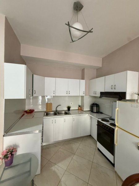 Tirane, jepet me qera apartament 1+1 Kati 5, 70 m² 450 € (rruga Bedri Karapici)