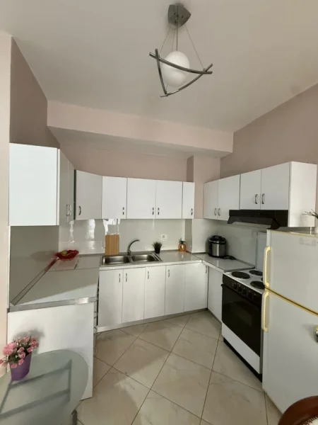 Tirane, jepet me qera apartament 1+1 Kati 5, 70 m² 550 € (rruga Bedri Karapici)