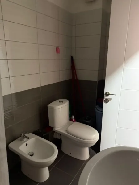Tirane, jepet me qera apartament 1+1 Kati 5, 70 m² 550 € (rruga Bedri Karapici)