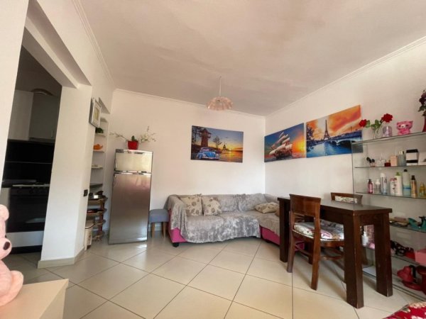 Tirane, jap me qera garsonier 1+1 Kati 4, 40 m² 450 € (Rruga e Kavajes)