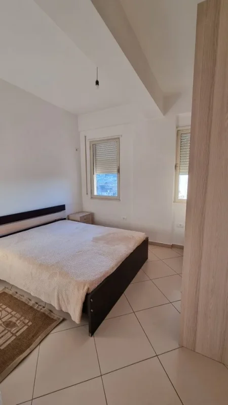 Tirane, jepet me qera apartament 2+1+Ballkon Kati 7, 92 m² 550 € (rruga Bedri Karapici)