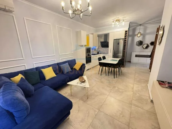 Tirane, jepet me qera apartament 2+1 Kati 5, 92 m² 600 € 