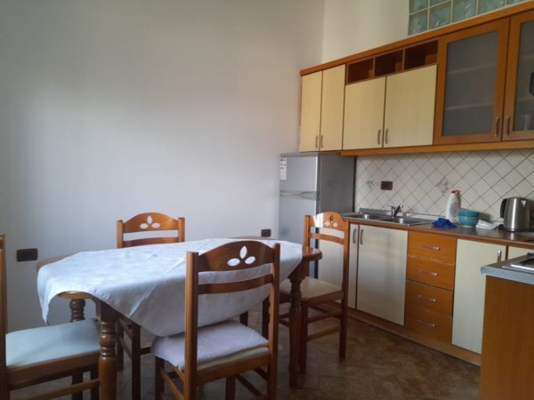 Tirane, jepet me qera apartament 1+1 Kati 5, 80 m² 600 € (Bllok, Bulevardi Bajram Curri, prane Sky Tower)