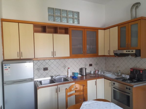 Tirane, jepet me qera apartament 1+1 Kati 5, 80 m² 600 € (Bllok, Bulevardi Bajram Curri, prane Sky Tower)
