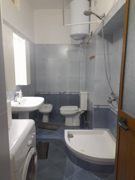 Tirane, jepet me qera apartament 1+1 Kati 5, 80 m² 600 € (Bllok, Bulevardi Bajram Curri, prane Sky Tower)