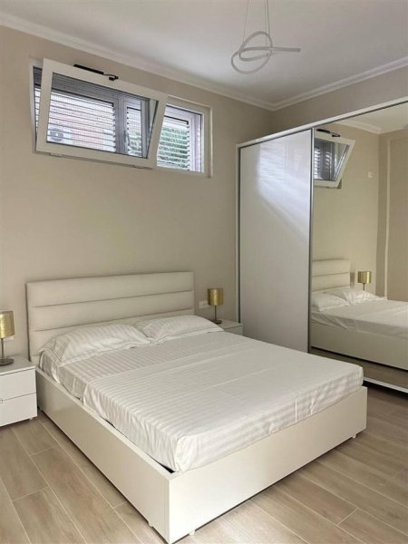 Tirane, jepet me qera Vile 1+1 Kati 1, 70 m² 550 € (Tek Oxhaku, rruga Zihni Sako, prane Kopshtit Nr.20 “Cufo”)
