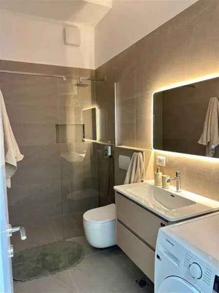 Tirane, jepet me qera Vile 1+1 Kati 1, 70 m² 550 € (Tek Oxhaku, rruga Zihni Sako, prane Kopshtit Nr.20 “Cufo”)