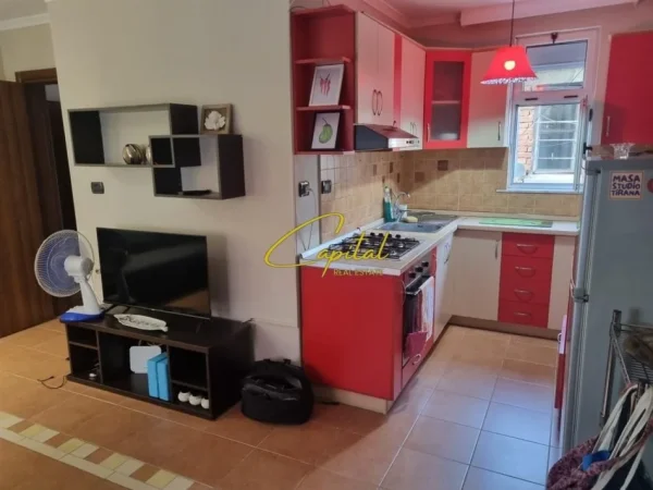 Tirane, jepet me qera apartament 1+1 Kati 2, 47 m² 500 € (ALI DEMI)