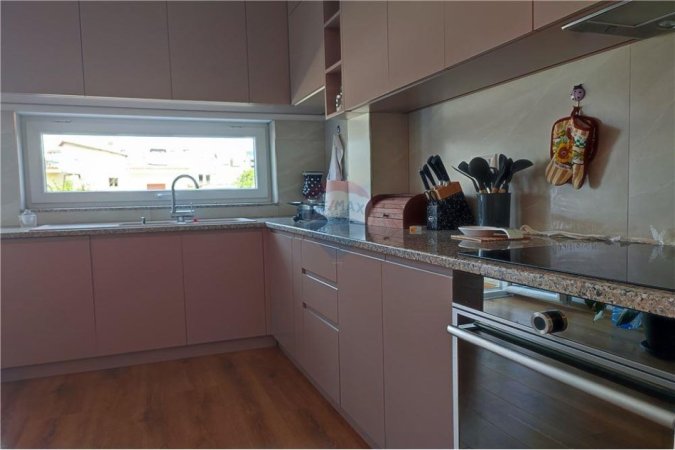 jepet me qera shtepi +Ballkon  650 € (Xhamlliku)