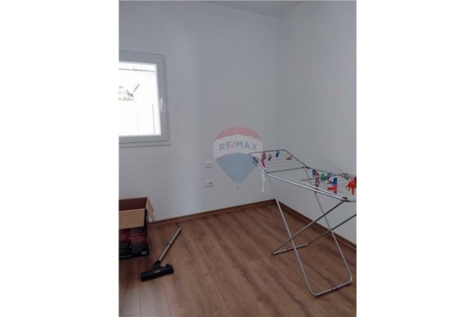 jepet me qera shtepi +Ballkon  650 € (Xhamlliku)