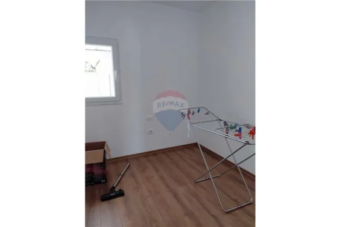 jepet me qera shtepi +Ballkon  650 € (Xhamlliku)